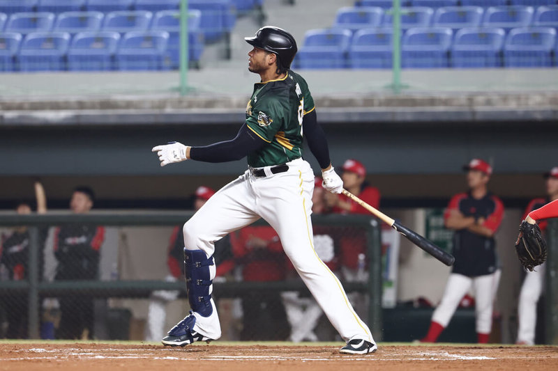 中華職棒官辦熱身賽，台鋼雄鷹17日靠著洋砲魔鷹（Steven Moya）（圖）敲出超前比數2分砲，最終以7比4擊敗味全龍。（台鋼雄鷹提供）中央社記者謝靜雯傳真　115年3月17日