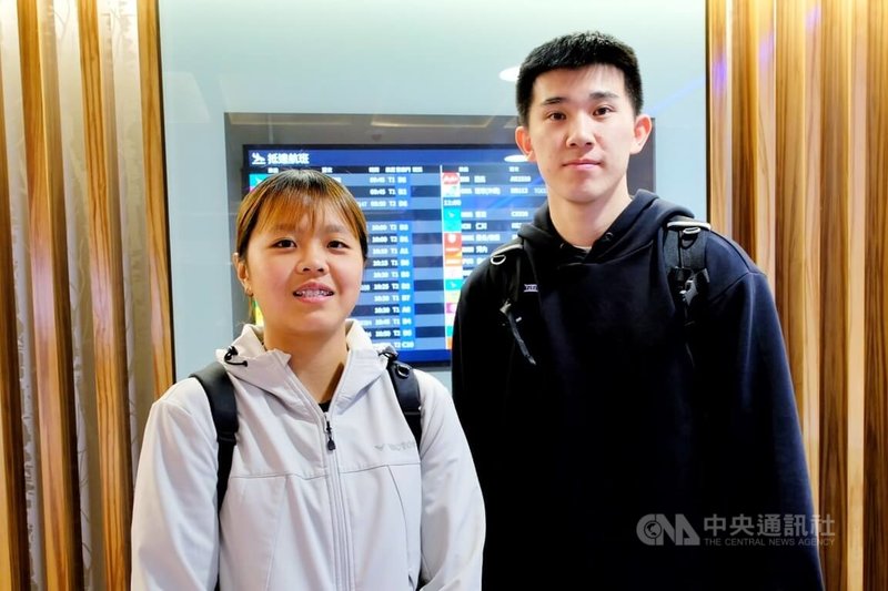 全英羽球賽混雙冠軍葉宏蔚(右)及詹又蓁(左)17日返台並受訪表示,「拿下冠軍覺得滿不可思議」,短期會以今年亞運為目標,接下來期盼能取得2028奧運資格,未來希望持續提升實力,讓成績再向上。中央社記者吳睿騏桃園機場攝 115年3月17日