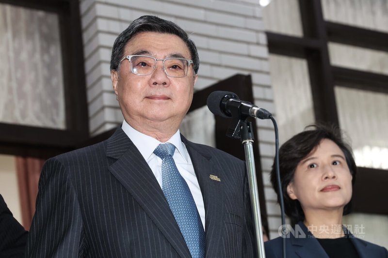 立法院日前通過TPASS等新台幣718億元新興計畫先行動支案。媒體報導，傳受到選舉影響，最快3月底執行。行政院長卓榮泰（左）17日受訪表示，未經過三讀的預算，合法性備受質疑，還是希望立法院盡速通過總預算案，才是正辦。中央社記者吳家昇攝 115年3月17日