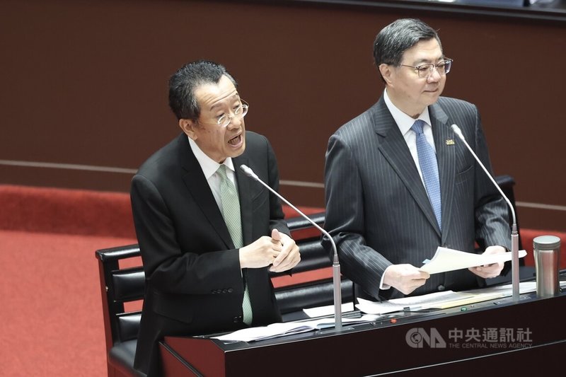 美國總統川普因美伊戰爭，已要求北京將原定4月初舉行的川習會延後約1個月。是否因此影響美國對台軍售，國防部長顧立雄（左）17日在立法院表示，據他了解，美國內部的審查如期進行，國防部目前沒有接獲有關軍售延宕的相關訊息。右為行政院長卓榮泰。中央社記者吳家昇攝　115年3月17日