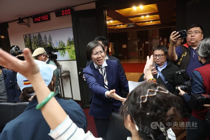 國民黨立委徐欣瑩（中）爭取黨內提名參選新竹縣長，17日在立法院舉辦「客家領袖守護客家人才」記者會，邀請新竹鄉親齊聚為選情造勢。中央社記者吳家昇攝　115年3月17日