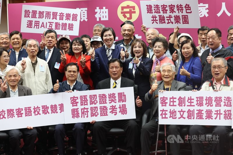 國民黨新竹縣長初選採民調7成、黨員投票3成的「73制」決定提名人選，黨籍立委徐欣瑩（2排中）17日在立法院舉辦「客家領袖守護客家人才」記者會，邀請鄉親齊聚拉抬選情。中央社記者吳家昇攝　115年3月17日