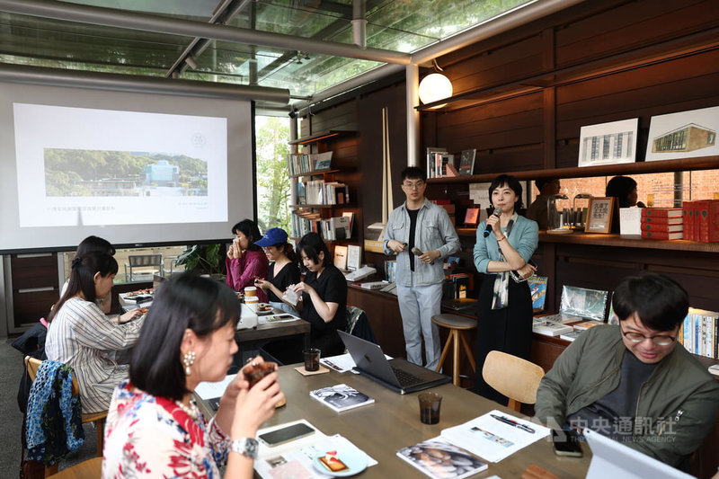 毓繡美術館自2016年1月開館，今年迎來10週年，17日記者會上由館長黃翔（右2）引言，發布2026年度展覽計畫，並邀媒體朋友造訪美術館。中央社記者王騰毅攝　115年3月17日
