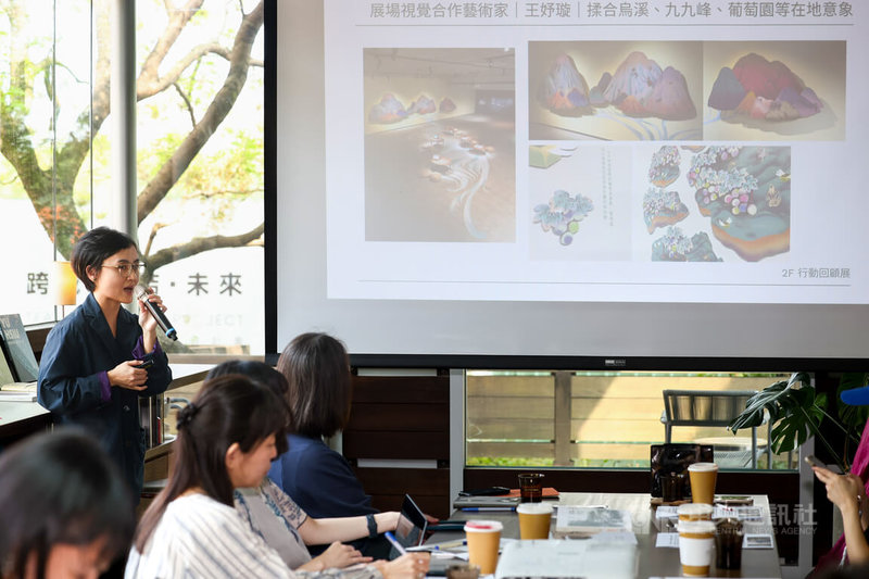 毓繡美術館發布年度展覽計畫，17日在台北舉行記者會，策展人謝瓊儀（左1）介紹當期展覽「我們走了十年」的呈現重點。中央社記者王騰毅攝　115年3月17日