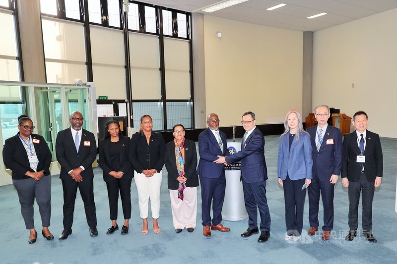 聖文森及格瑞那丁副總理李柯克（左6）伉儷17日率團訪台，他表示是懷著感激的心情應邀前來並慶祝兩國多年長存的友誼，他期待雙方開展合作，在基礎建設以及更多層面建立交流。中央社記者吳睿騏桃園機場攝　115年3月17日