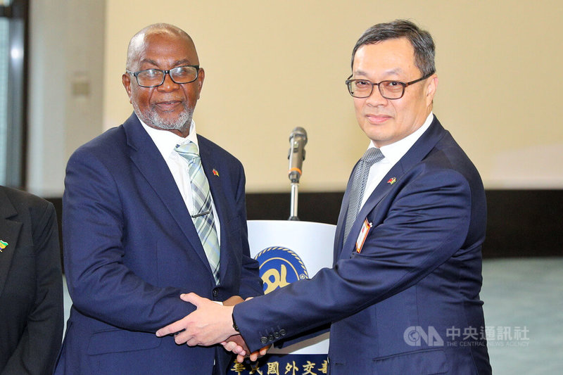 聖文森及格瑞那丁副總理李柯克（左）伉儷17日率團訪台，外交部政務次長陳明祺（右）特別前往桃園國際機場國賓門接機表達歡迎之意。中央社記者吳睿騏桃園機場攝　115年3月17日