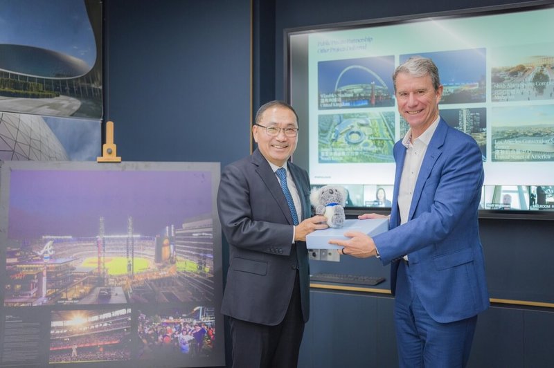 新北市長侯友宜（左）17日參訪澳洲布里斯本的Populous設計公司亞太區總部，與該公司全球總監暨共同創辦人亨利（Paul Henry）（右）會面交流、交換禮物。此行交換經驗，將作為新北大巨蛋等場館規劃參考。（新北市府新聞局提供）中央社記者黃旭昇傳真  115年3月17日