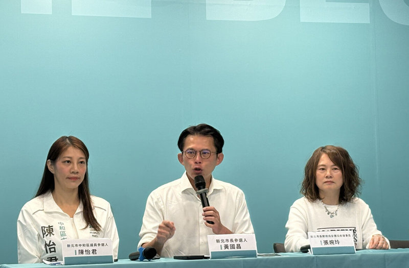 台灣民眾黨新北市長參選人黃國昌（中）17日舉行「高齡友善城市3支柱」政見記者會，提出包括敬老卡擴大使用、補助偏鄉長者健檢及老屋加裝電梯等具體解方。中央社記者曹亞沿攝　115年3月17日