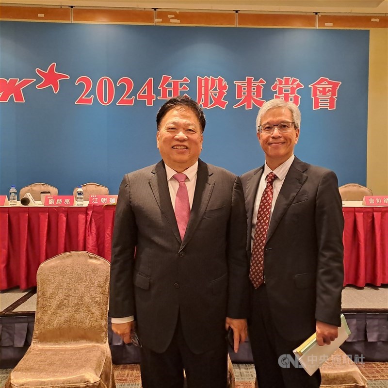 觸控面板廠宸鴻科技執行長謝立群今天表示，2025年本業轉虧為盈，稀釋後每股淨利2.71元，創近8年新高。圖為宸鴻董事長江朝瑞（左）、總經理謝立群（右）。（中央社檔案照片）