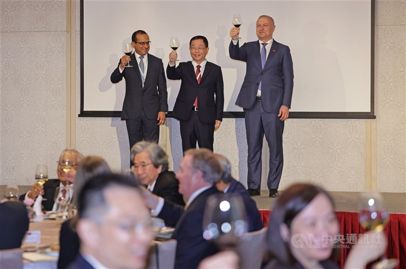 第9屆玉山論壇17日在台北進行第2天議程，外交部常務次長葛葆萱（後中）主持午宴，邀請印度基金會暨Zeus Capital聯合創辦人多瓦爾（Shaurya Doval）（後左）及荷蘭前眾議院國防委員會主席卡拉曼（Isa Kahraman）（後右）發表演說，一同舉杯向來賓致意。中央社記者裴禛攝 115年3月17日