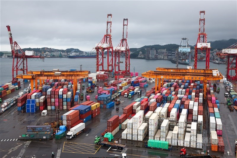 圖為基隆港西岸貨櫃碼頭貨櫃堆疊。 （中央社檔案照片）