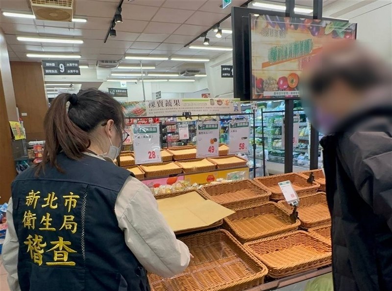 對於網傳有老鼠啃食高麗菜，新北市衛生局表示，17日派員前往全聯福利中心中和店稽查生鮮超市，業者已自主清潔消毒，並將裸賣蔬果下架報廢。衛生局仍責令業者落實加強環境清消及病媒防治。（新北市府衛生局提供） 中央社記者黃旭昇傳真　115年3月17日