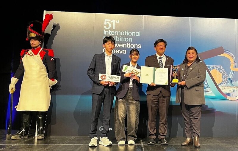 達特富Dr.Foot科技公司「AI智慧足鞋檢測與鞋墊處方系統」研發團隊（左2、3）於頒獎典禮上獲泰國大會特別獎。（台灣發明協會提供）中央社記者郭芳君蘇黎世傳真　115年3月17日