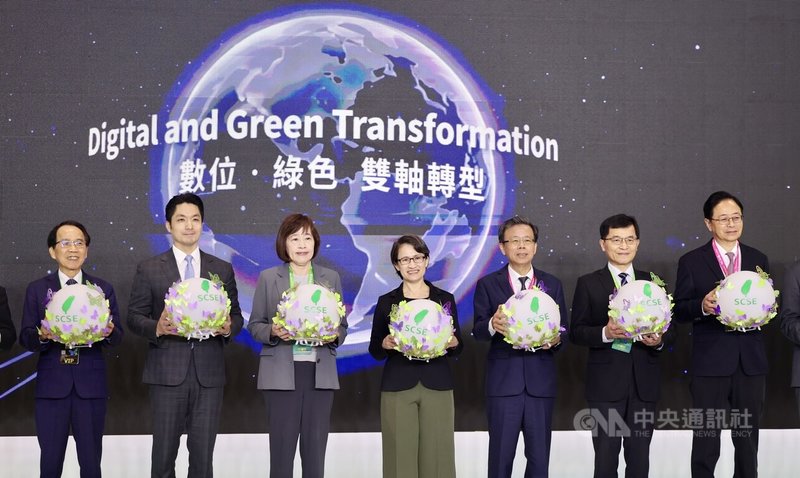 2026智慧城市展暨淨零城市展聯合開幕暨頒獎典禮17日在台北南港展覽館舉行，副總統蕭美琴（中）、台北市長蔣萬安（左2）、桃園縣長張善政（右1）等都出席開幕式。中央社記者王飛華攝　115年3日17日