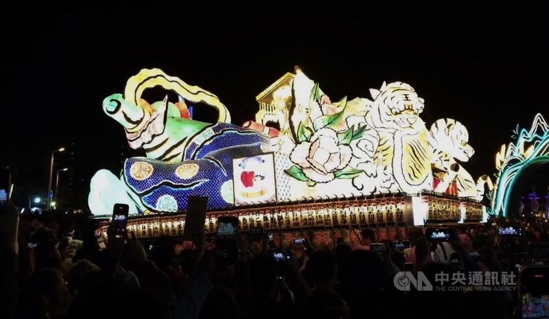 2026台灣燈會邀日本青森睡魔師團隊到台灣，工作人員在燈會現地製作巨型睡魔燈籠，7日晚間參與「Team Taiwan」大遊行，象徵台日深厚情誼。中央社記者蔡智明攝　115年3月17日