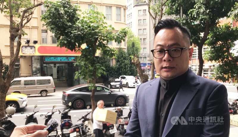 民進黨基隆市長提名人童子瑋17日到台灣銀行基隆分行表揚高級襄理柳金鳳，基隆分行對面就是基市府，針對新市政大樓地點與方案，童子瑋說，不認同市府規畫，他已有腹案，會在適當時機提出。中央社記者王朝鈺攝　115年3月17日