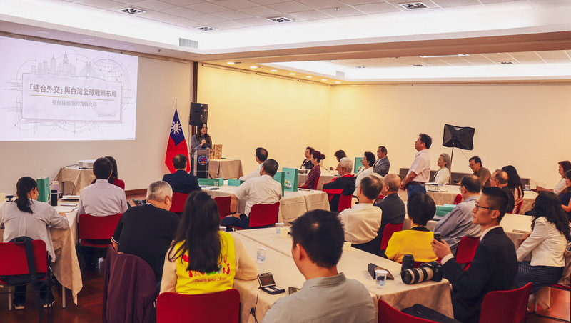 聖保羅文教中心14日舉辦「僑社工作研習會」，駐聖保羅辦事處處長朱怡靜、文教中心主任尤正才、台貿中心主任施懿倫及僑務委員與僑社幹部約40人出席。（聖保羅文教中心提供）中央社記者唐雅陵聖保羅傳真　115年03月17日