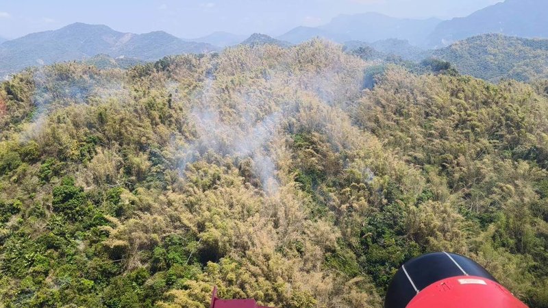 高雄市美濃區廣福街152巷底白兔窩、接近黃蝶翠谷一帶日前發生竹林及雜草火警，內政部空中勤務總隊出動直升機，於人員不易到達的火煙處，以吊掛水袋方式執行空中滅火。（內政部空中勤務總隊提供）中央社記者張已亷傳真　115年3月17日