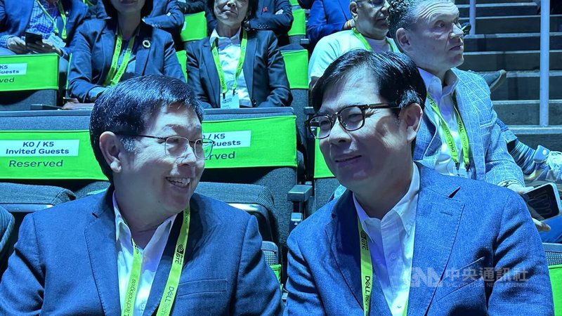 高雄市長陳其邁16日參加輝達執行長黃仁勳GTC大會演講，與鴻海董事長劉揚偉同坐互動。中央社記者張欣瑜聖荷西攝　115年3月17日