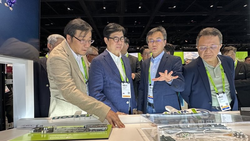 高雄市長陳其邁出席輝達GTC大會，並與鴻海董事長劉揚偉等產業領袖會晤，他表示，高雄正透過「智慧燈塔計畫」落實主權AI。中央社記者張欣瑜聖荷西攝 115年3月17日