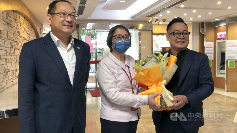 台灣銀行基隆分行高級襄理柳金鳳（中）與法官、市警局通力合作，將新台幣130萬元遭詐騙款項返還5名被害人，議長童子瑋（右）、基隆市警察局長林信雄（左）17日到台銀基隆分行表揚柳金鳳。中央社記者王朝鈺攝　115年3月17日