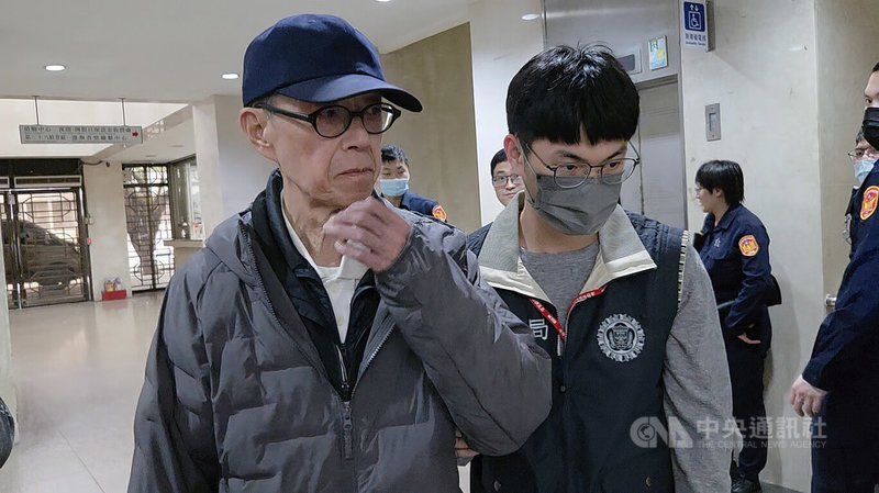 昶虹國際公司吳姓前董事長（左）涉犯證券交易法等案，17日遭檢調搜索約談。中央社記者謝君臨攝　115年3月17日