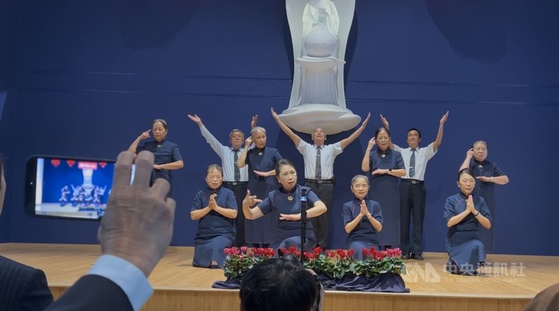 南非慈濟基金會豪登聯絡處15日舉辦新春祈福感恩會，志工團隊以手語演繹歌曲，傳遞感恩與祝福。中央社記者李依璇攝　115年3月17日