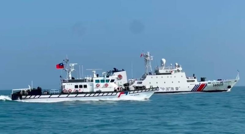 4艘中國海警船繼16日侵擾金門水域後，17日再次現蹤金門水域，海巡巡防艇一對一併航監控，拒止其持續深入。（海洋委員會海巡署金馬澎分署提供）中央社記者吳玟嶸傳真　115年3月17日