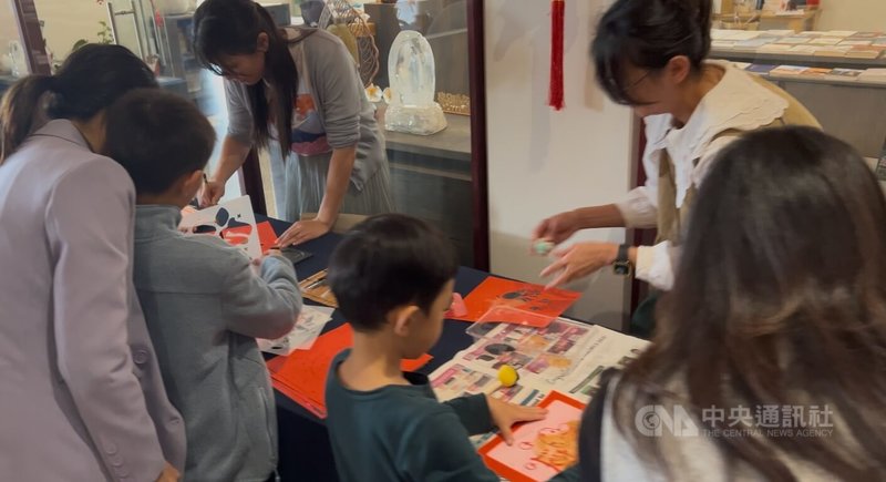 南非慈濟基金會豪登聯絡處15日舉辦新春祈福感恩會，現場設置親子拓印體驗攤位，吸引民眾參與，增添新春節慶氣氛。中央社記者李依璇攝　115年3月17日