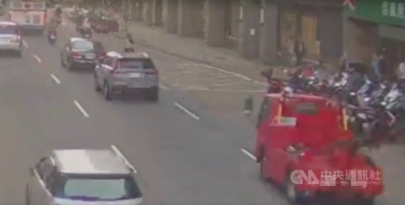 新北市汐止區1輛拖吊車16日上午撞倒騎士後逃逸，駕駛被警方循線帶回，毒品初篩呈陽性。警方表示，將依刑法肇事致人受傷逃逸罪移請檢方偵辦。（翻攝畫面）中央社記者曹亞沿傳真　115年3月17日