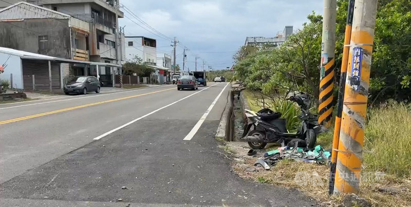 台11線台東富山路段17日上午發生死亡車禍，1輛北上自小客車忽然左轉橫越雙黃線至對向車道，南下機車直接撞上側邊，因力道猛烈，機車頭全毀，30歲騎士送醫搶救後仍宣告不治。中央社記者盧太城台東攝　115年3月17日
