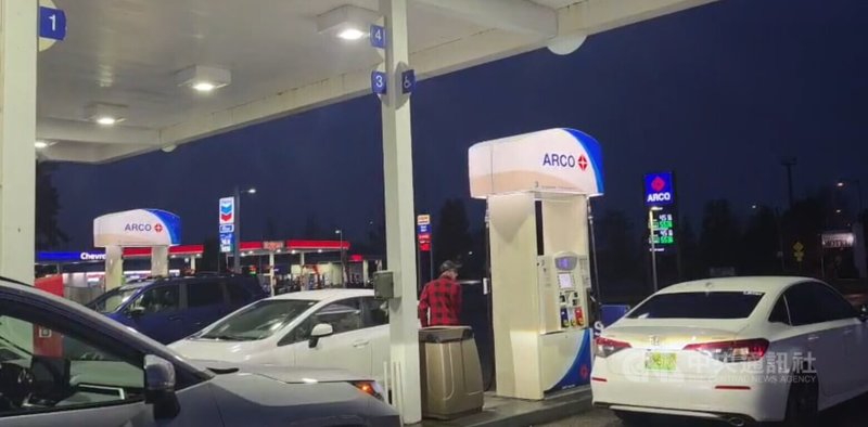 國際油價因中東戰事大漲，儘管已是晚間9時，仍有不少加拿大居民到美國邊境小鎮布雷恩（Blaine）加油。中央社記者程愛芬溫哥華攝　115年3月17日
