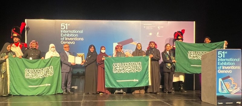 駐瑞士代表王思為（左5）於日內瓦發明展頒發大會國際交流特別獎予沙烏地阿拉伯得獎者。（台灣發明協會提供）中央社記者郭芳君蘇黎世傳真　115年3月17日