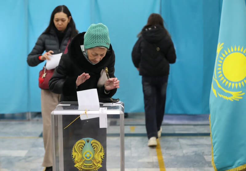 哈薩克15日舉行新憲法公投案投票。（路透社）