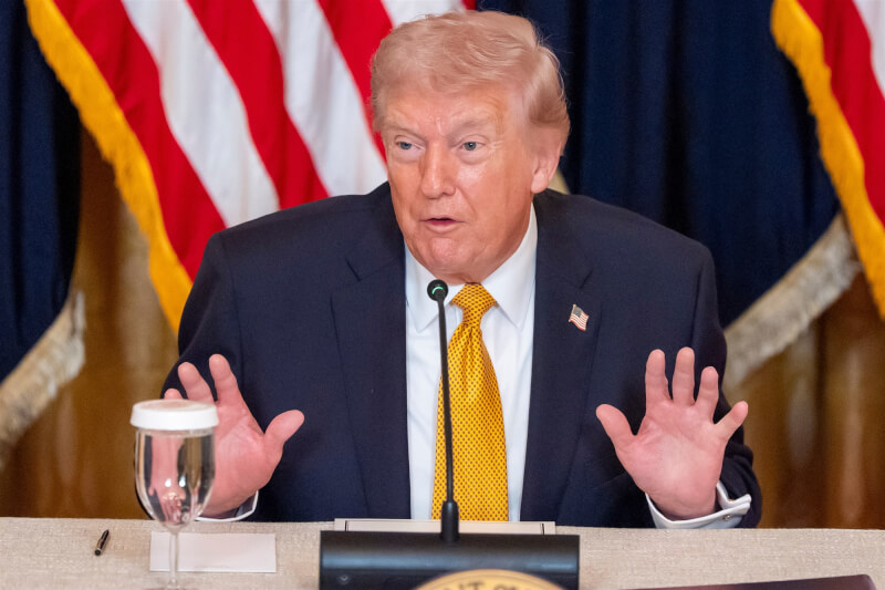 美國總統川普16日在白宮甘迺迪中心董事會會議上發言。（美聯社）