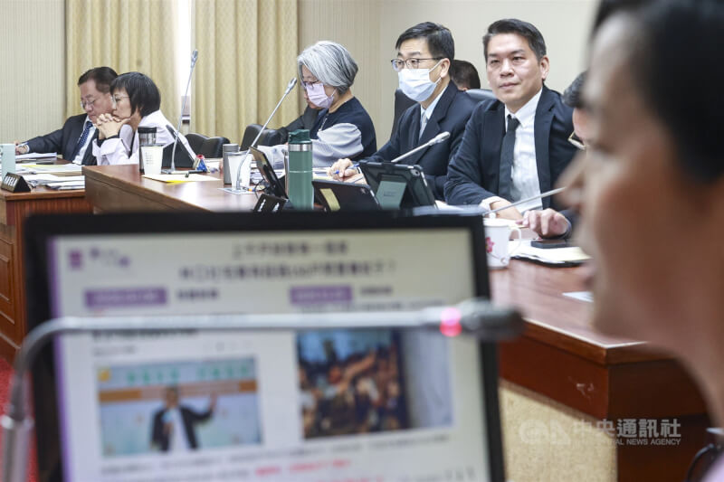 身陷立委資格爭議的民眾黨立委李貞秀（前）16日在立法院內政委員會質詢，不過內政部長劉世芳（後左2）未上台備詢，李貞秀表示，請主席李柏毅（後右）裁示。中央社記者鄭清元攝　115年3月16日