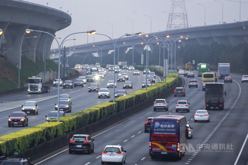 圖為國1林口路段車潮。（中央社檔案照片）