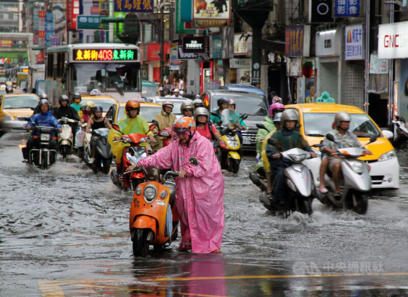 圖為基隆市區道路淹水。（中央社檔案照片）
