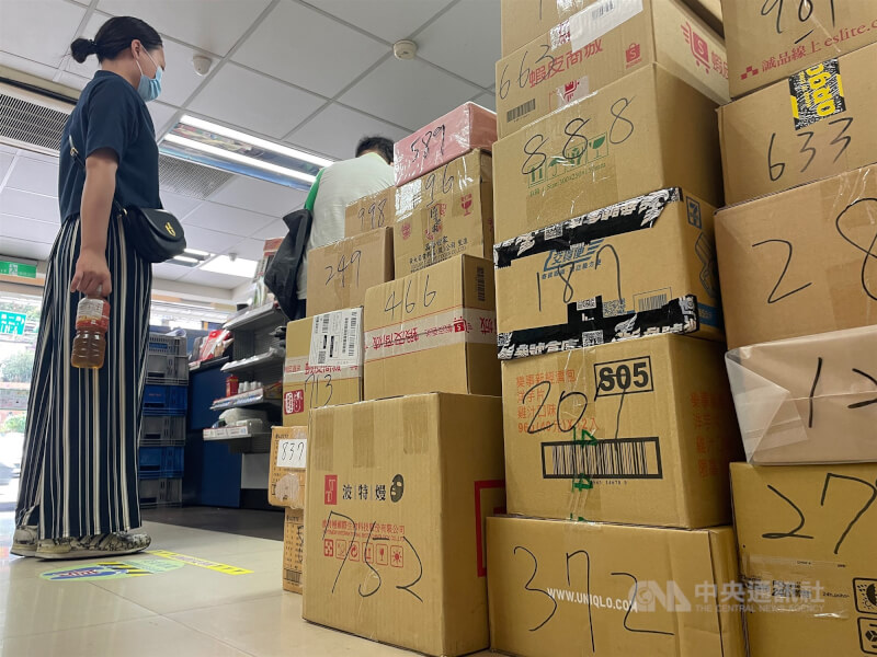 刑事局表示，今年農曆過年前後、1至2月間的網路購物詐騙報案件數共計有6735件。圖為便利商店堆滿待領取的網購包裹。（示意圖／中央社檔案照片）