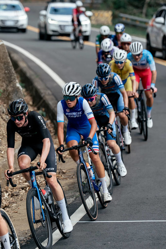 2026年國際自由車環台公路賽，17日進行到總長146.44公里的第3站高雄市站，我國19歲小將黃暐程（左2）獲得第39名，已是台將最佳。（國際自由車環台賽提供）中央社記者黎建忠傳真　115年3月17日