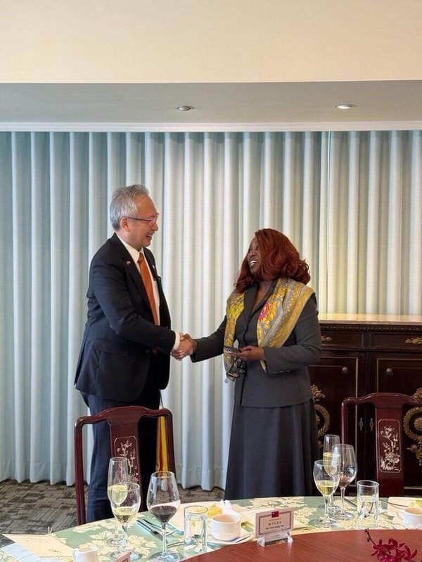 外交部政次吳志中（左）17日午宴歡迎史瓦帝尼王國資通訊暨科技部長瑪吉雅（Savannah Maziya，右）率團訪台參加「2026智慧城市展暨2050淨零城市展」。（外交部提供）中央社記者楊堯茹傳真　115年3月17日