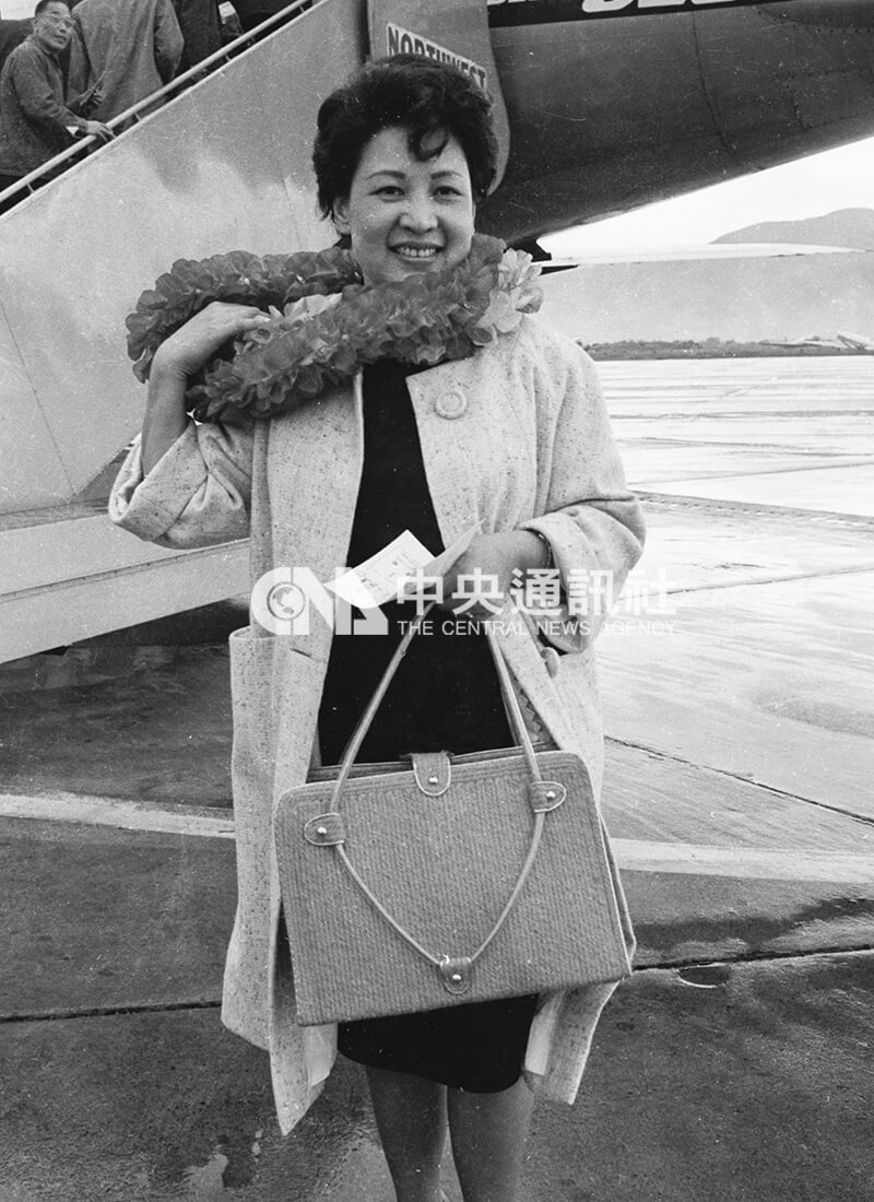 林海音曾在美國國務院的邀請下，搭乘西北航空公司班機飛往美國，作為期四個月的訪問。 中央社記者陳漢中攝 54年4月18日