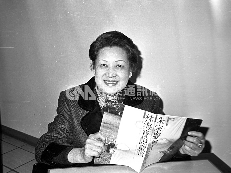 作家林海音頭一次為新書「獻聲」錄製有聲書，圖為林海音翻閱這套有聲書的卡帶和小海報。 中央社記者范大龍攝 77年3月18日