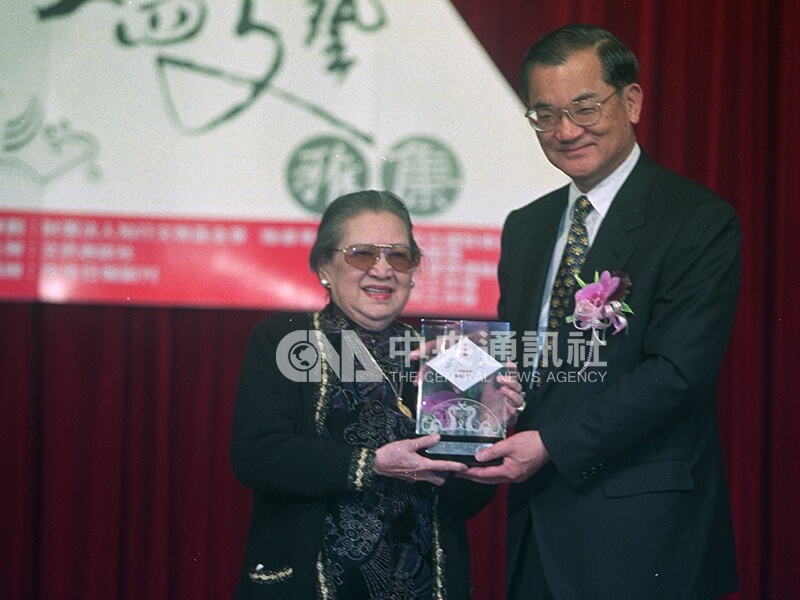 副總統連戰（右）於五四文藝節紀念活動，頒發第2屆五四文學貢獻獎給作家林海音（左）。 中央社記者王飛華攝　88年5月4日