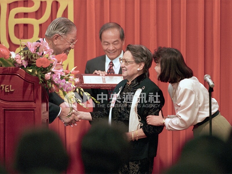 總統李登輝（左1）在世界華文作家協會會長黃石城（左2）陪同下，在世界華文作家協會第三屆會員大會頒獎給林海音（右2），表彰她長年對文壇的貢獻。 中央社記者張天雄攝 87年8月3日