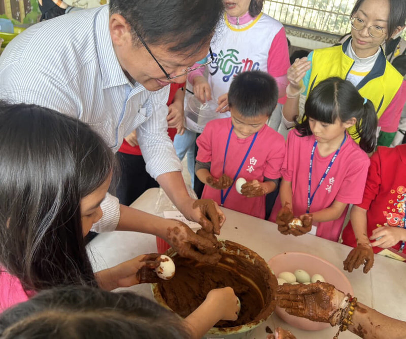 「原來是客」山海文化交流活動今年邁入第10年，山區學生前進海線學校製作鹹鴨蛋，體驗不同文化特色。（王立任提供）中央社記者趙麗妍傳真　115年3月17日