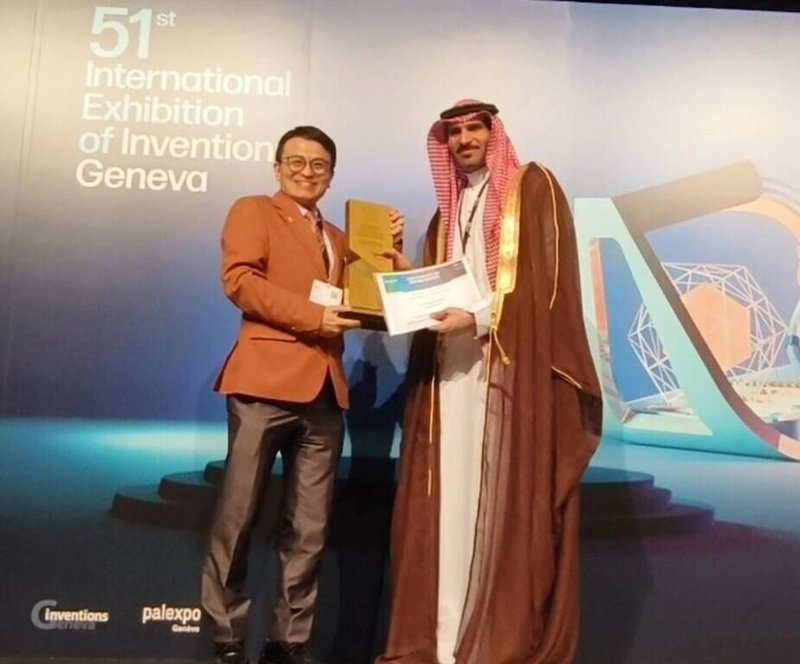 康立全球（K-LINK）（左）研發的「Jevion珍視佳負離子保健眼鏡」獲沙烏地阿拉伯大會特別獎。（台灣發明協會提供）中央社記者郭芳君蘇黎世傳真　115年3月17日