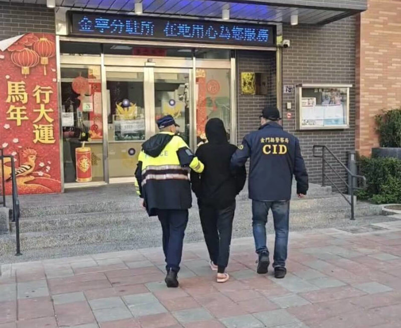 李姓男子17日清晨在金門縣金寧鄉某KTV酒後與友人起衝突，李男持刀犯案，被害人傷重不治。金門縣警察局表示，已查緝犯嫌到案並查扣犯案工具等，後續將依殺人罪嫌移送金門地檢署偵辦。（金門縣警察局提供）中央社記者吳玟嶸傳真　115年3月17日