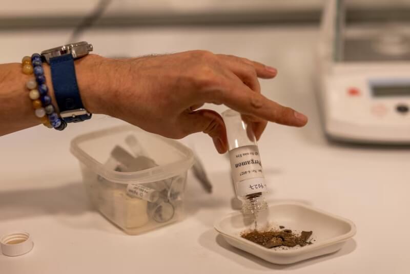 狄米爾博拉特在一個古代安圭塔力亞瓶（unguentarium，即香膏瓶）中發現人類糞便殘留物。（路透社）