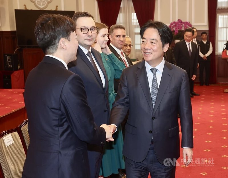 總統賴清德（前右）17日在總統府接見第9屆玉山論壇訪賓，感謝他們將各國經驗帶來台灣，更彰顯國際社會，對全球安全和韌性的共同期待。中央社記者張皓安攝　115年3月17日